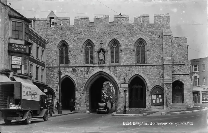 Framed Print : Bargate in Southampton Framed Print : Bargate in Southampton