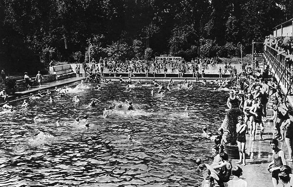 Bathers at the Open Air Baths in Chiswick