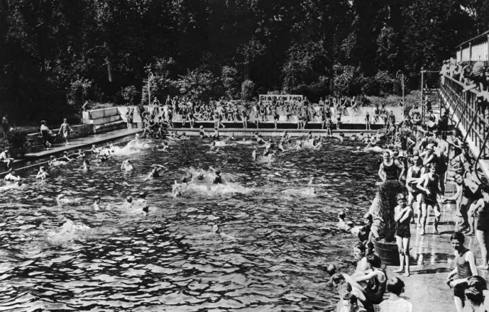 Framed Print : Bathers at the Open Air Baths in Chiswick Framed Print : Bathers at the Open Air Baths in Chiswick