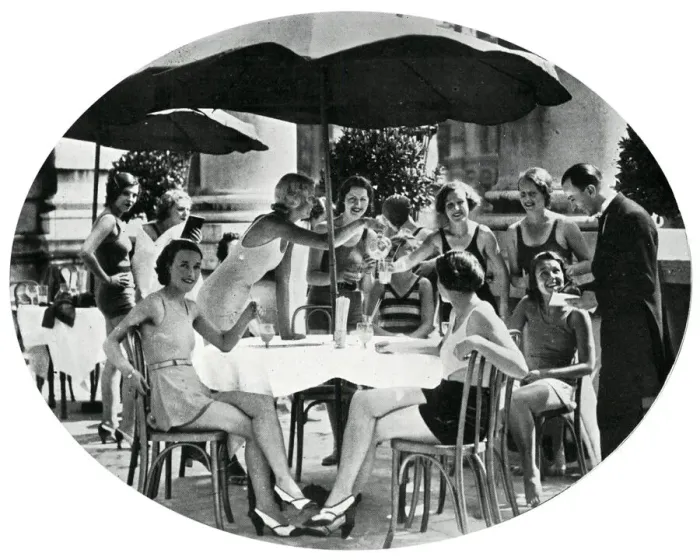 Framed Print : Bathers at the rooftop pool of the Piccadilly Hotel Framed Print : Bathers at the rooftop pool of the Piccadilly Hotel