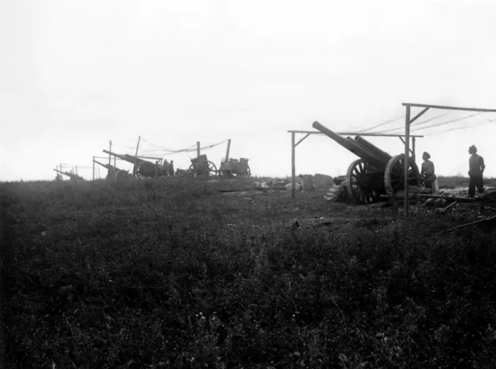 Framed Print : Battery of 60 pounders in action, Contalmaison, France, WW1 Framed Print : Battery of 60 pounders in action, Contalmaison, France, WW1