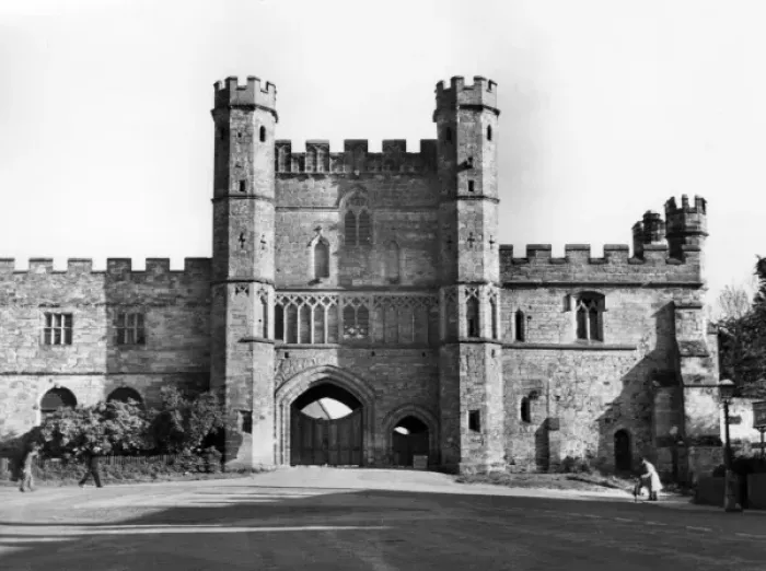 Framed Print : Battle Abbey Gatehouse Framed Print : Battle Abbey Gatehouse