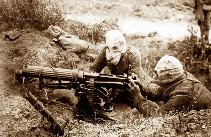 Framed Print : Battle of the Somme, British machine gunners wearing Framed Print : Battle of the Somme, British machine gunners wearing