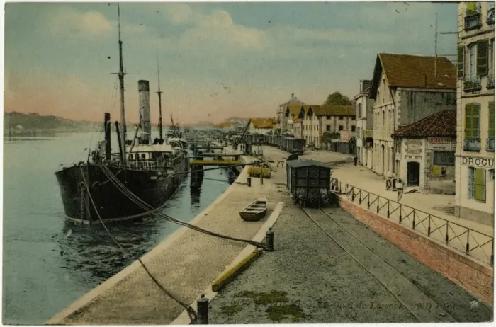 Framed Print : Bayonne, France - Quai de Lesseps