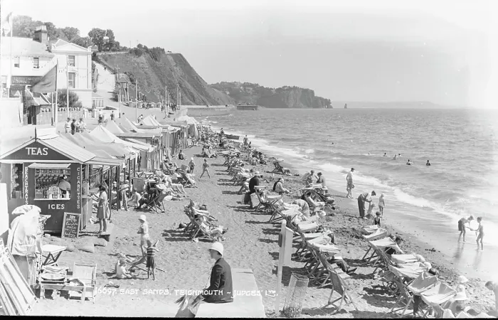 Framed Print : Beach Day at East Sands, Teignmouth Framed Print : Beach Day at East Sands, Teignmouth
