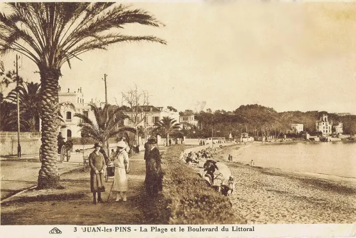 Framed Print : Beach on Le Boulevard du Littoral at Juan-Les-Pins Framed Print : Beach on Le Boulevard du Littoral at Juan-Les-Pins