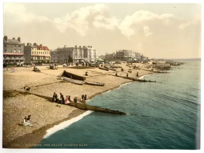 Framed Print : The beach looking east, Worthing, England Framed Print : The beach looking east, Worthing, England