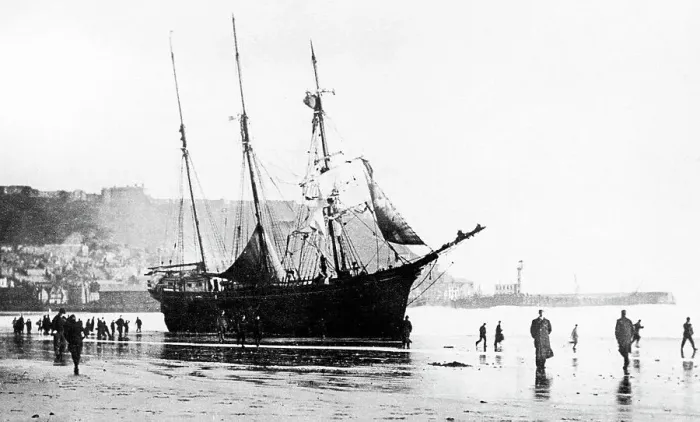 Framed Print : Beach Scarborough - wreck on beach Framed Print : Beach Scarborough - wreck on beach