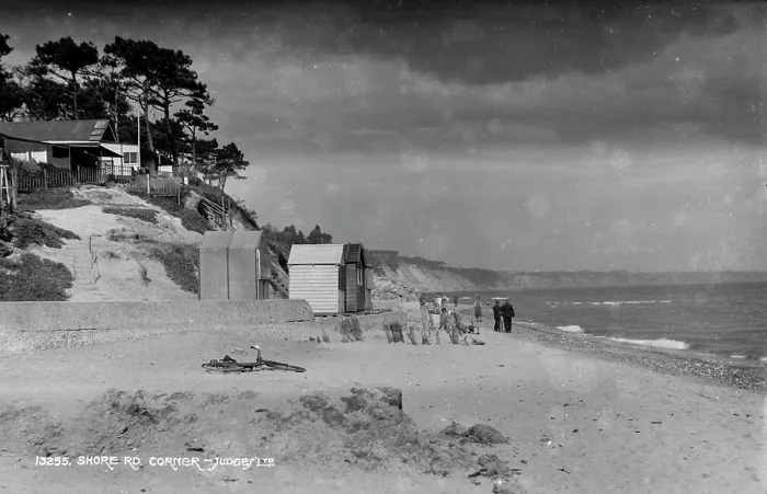 Framed Print : Beach Scene with Beach Huts Framed Print : Beach Scene with Beach Huts