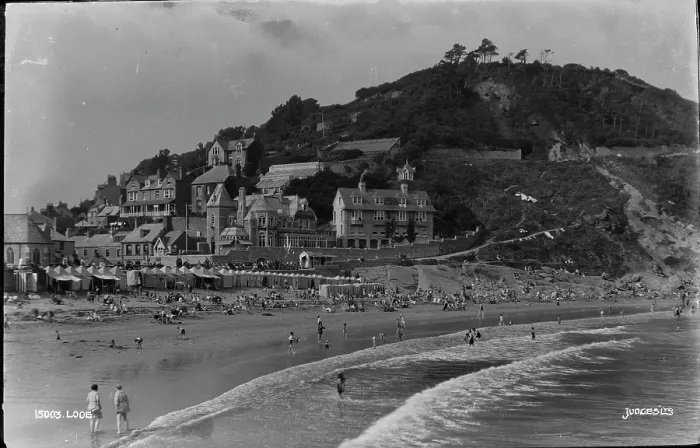 Framed Print : Beach Scene in Looe Framed Print : Beach Scene in Looe