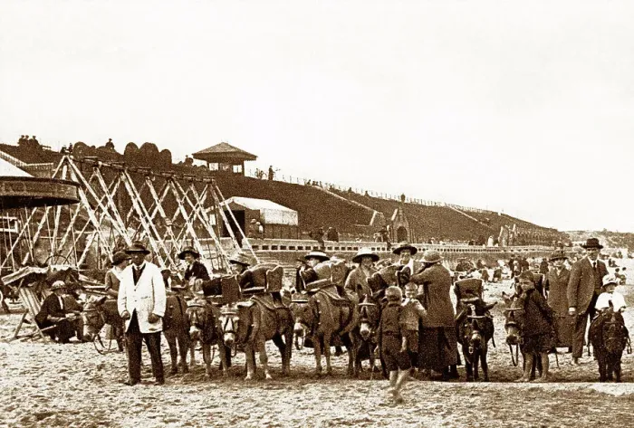 Framed Print : The Beach, Whitley Bay early 1900's Framed Print : The Beach, Whitley Bay early 1900's