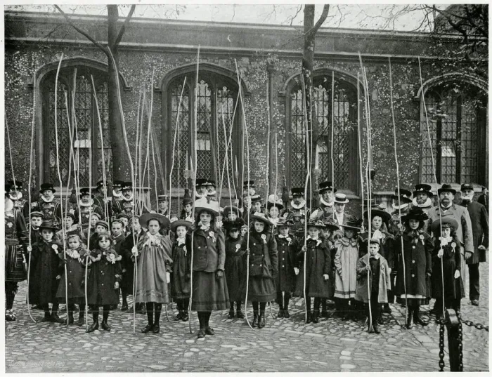 Framed Print : Beating the bounds of the Tower of London 1906 Framed Print : Beating the bounds of the Tower of London 1906