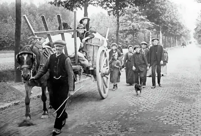 Framed Print : Belgian refugees on the road to Antwerp during WW1 Framed Print : Belgian refugees on the road to Antwerp during WW1