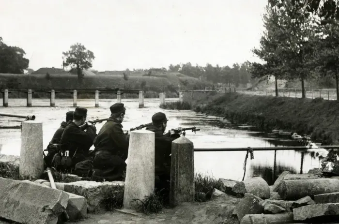 Framed Print : Belgians prevent Germans repairing Termonde bridge, WW1 Framed Print : Belgians prevent Germans repairing Termonde bridge, WW1