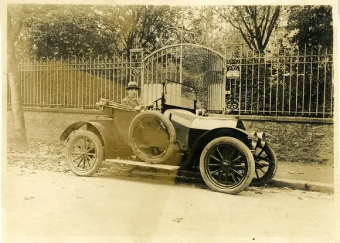 Framed Print : Belsize Vintage Car, Villa Les Iris, Paris, France Framed Print : Belsize Vintage Car, Villa Les Iris, Paris, France