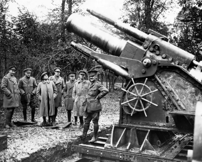 Framed Print : Ben Tillett looking at a British howitzer, France, WW1 Framed Print : Ben Tillett looking at a British howitzer, France, WW1