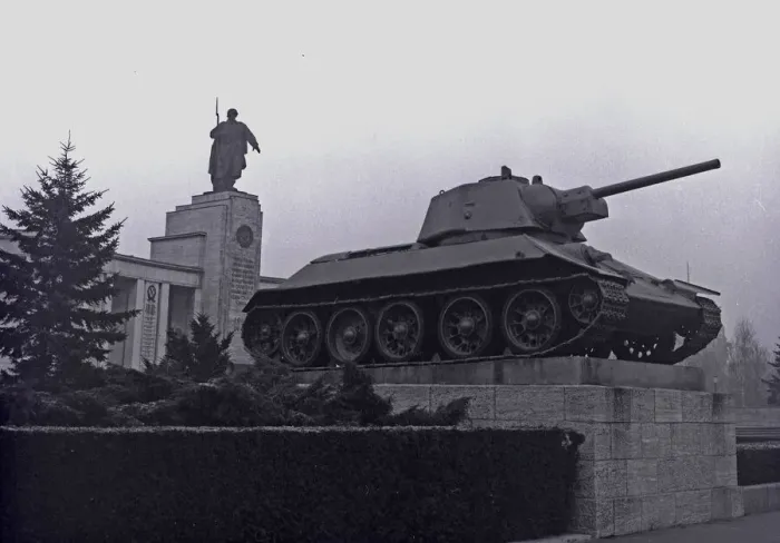 Framed Print : Berlin. Russian Tank Memorial at The Brandenberg Gate Berlin Germany Date: circa 1960 Framed Print : Berlin. Russian Tank Memorial at The Brandenberg Gate Berlin Germany Date: circa 1960