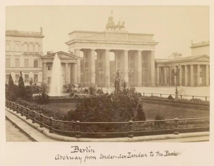 Framed Print : Berlin / Brandenburg Gate Framed Print : Berlin / Brandenburg Gate