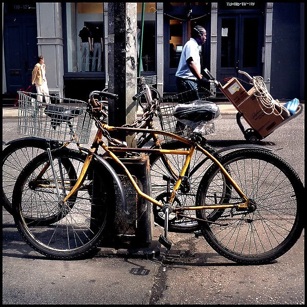 Bicycles and figures in New York Street