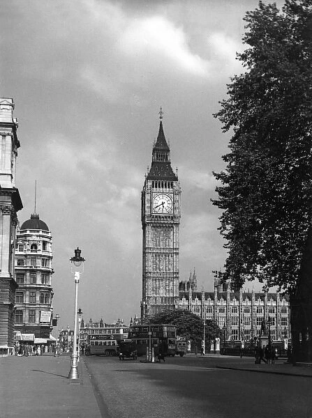BIG BEN. Buses and cars beneath Big Ben, Parliament Buildings, Westminster, London