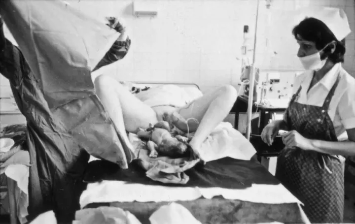 Framed Print : Birth of a baby, Rochford General Hospital, Essex
