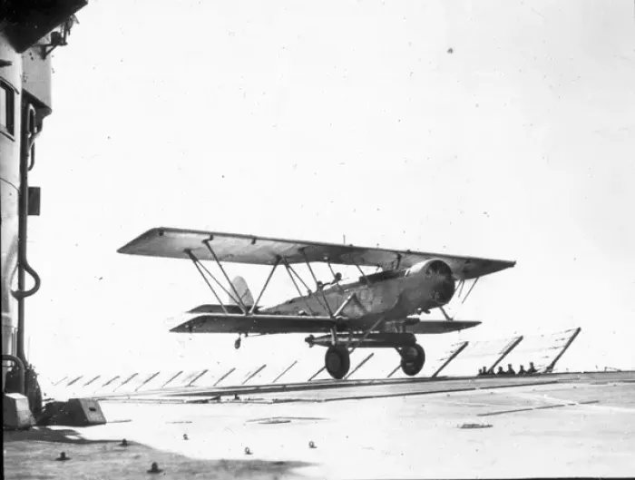 Framed Print : Blackburn B-6 Shark lands on to a carrier Framed Print : Blackburn B-6 Shark lands on to a carrier