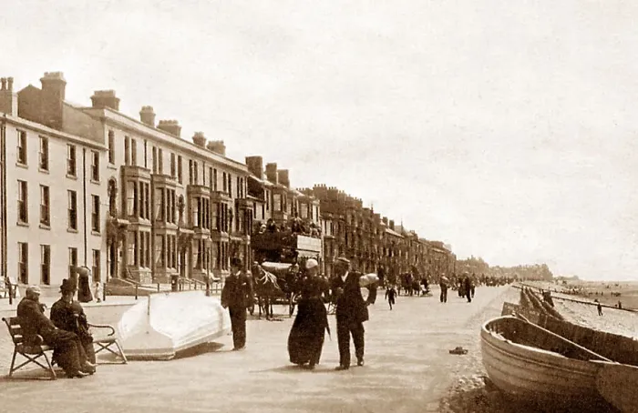 Framed Print : Blackpool Promenade early 1900s Framed Print : Blackpool Promenade early 1900s
