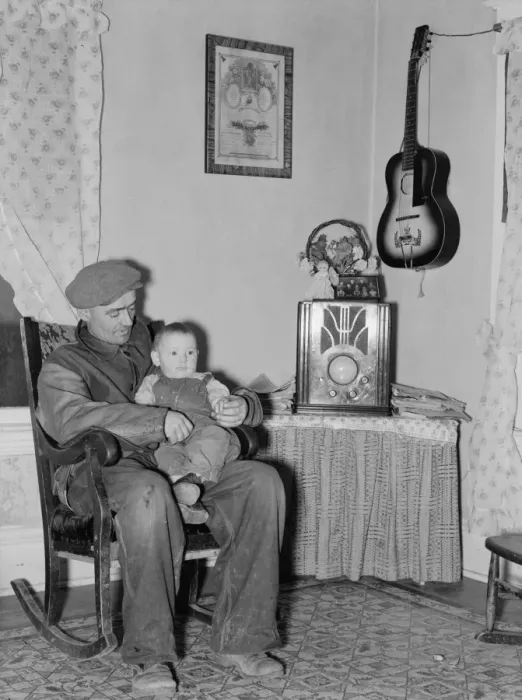Framed Print : Blaze Gallagher and youngest son in home at Crosby, North Da