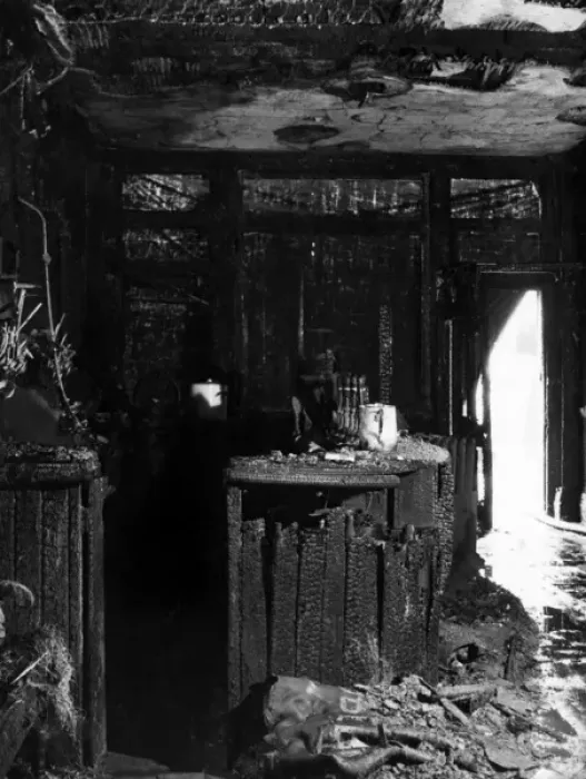 Framed Print : Blitz in London -- charred remains of a pub, WW2 Framed Print : Blitz in London -- charred remains of a pub, WW2