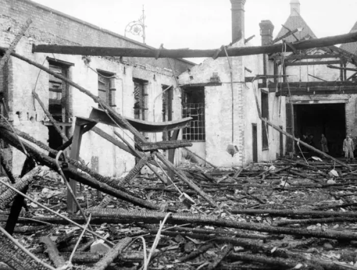 Framed Print : Blitz in London -- Garford Street, East London, WW2 Framed Print : Blitz in London -- Garford Street, East London, WW2