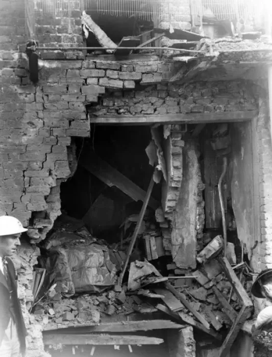 Framed Print : Blitz in London -- public shelter, Fieldgate Street, WW2 Framed Print : Blitz in London -- public shelter, Fieldgate Street, WW2