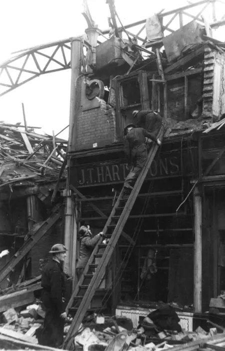 Framed Print : Blitz in London -- searching for casualties, WW2 Framed Print : Blitz in London -- searching for casualties, WW2