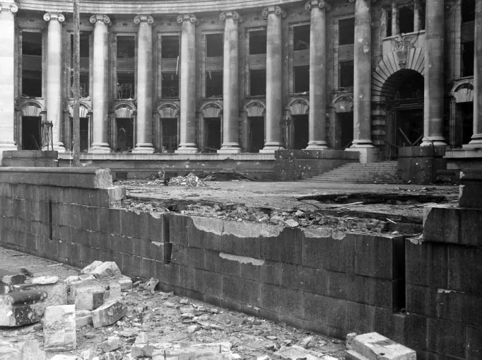 Framed Print : Blitz in London -- terrace at LCC-County Hall, WW2 Framed Print : Blitz in London -- terrace at LCC-County Hall, WW2