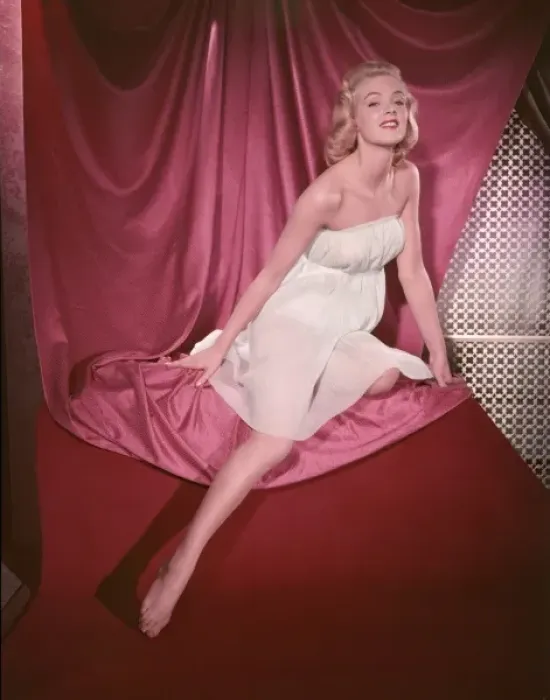 Framed Print : Blonde Pin-Up 2 / Colour Framed Print : Blonde Pin-Up 2 / Colour