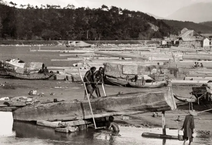 Framed Print : Boat builders in a shipyard, Hong Kong, c. 1900 Framed Print : Boat builders in a shipyard, Hong Kong, c. 1900