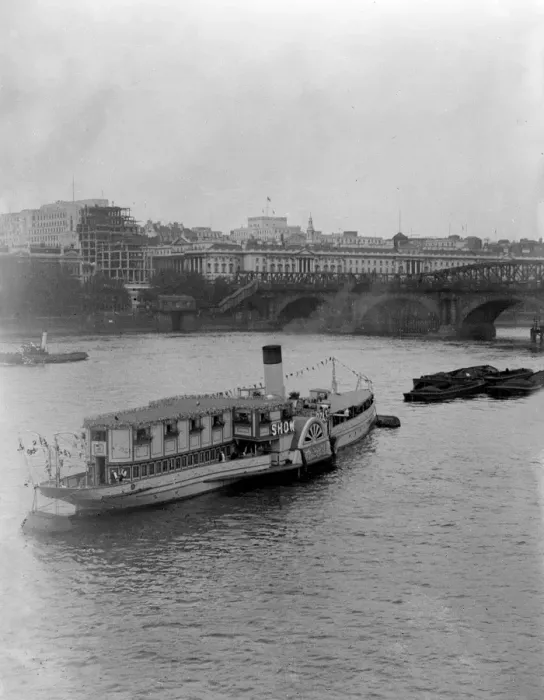 Framed Print : SHOW BOAT ON THAMES Framed Print : SHOW BOAT ON THAMES