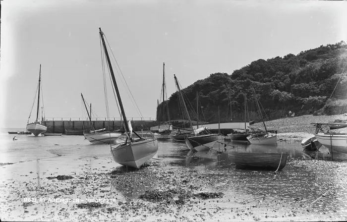 Framed Print : Boats at Abersoch Framed Print : Boats at Abersoch