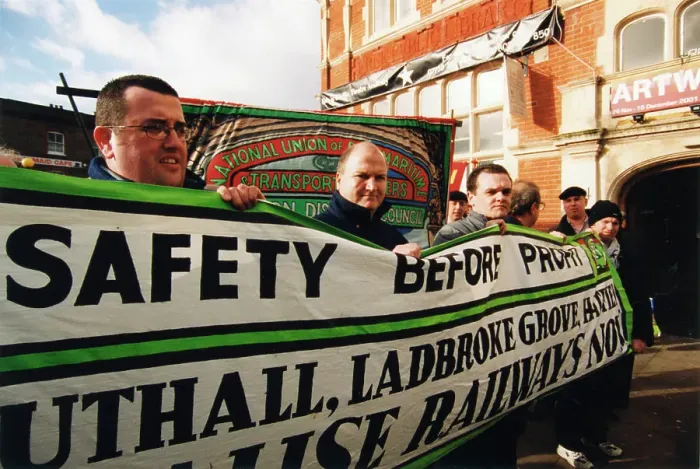 Framed Print : Bob Crow, RMT trade union leader, with a banner Framed Print : Bob Crow, RMT trade union leader, with a banner