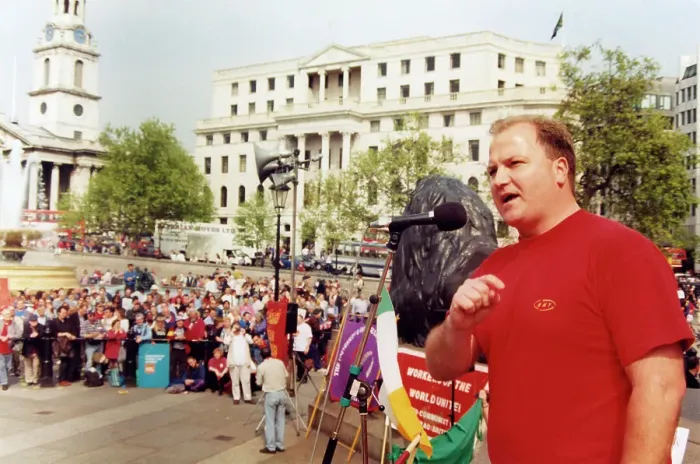 Framed Print : Bob Crow, RMT trade union leader, in Trafalgar Square Framed Print : Bob Crow, RMT trade union leader, in Trafalgar Square