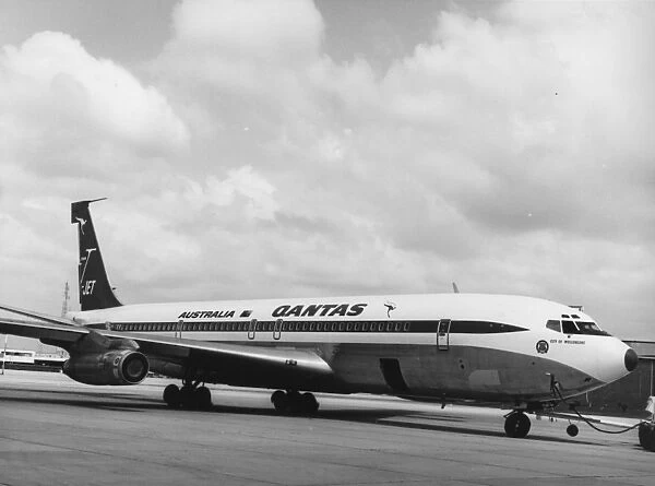 Boeing 707-338C - Qantas