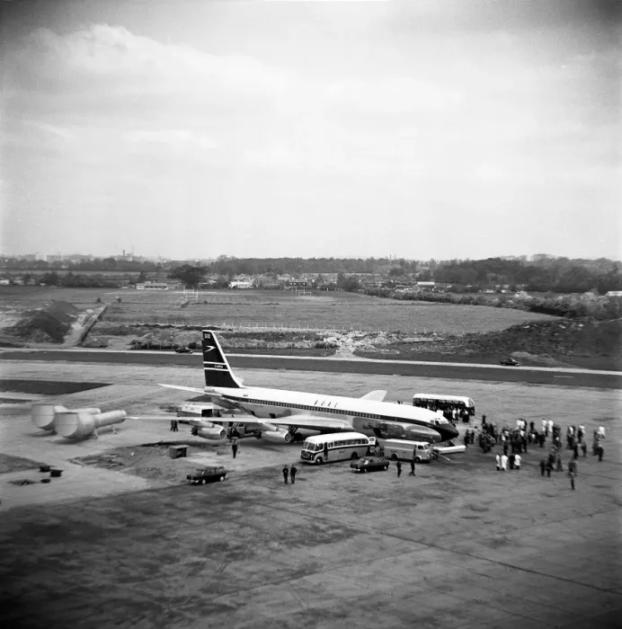 Framed Print : Boeing 707-436 G-APFD first BOAC 707 LAP 1960 Framed Print : Boeing 707-436 G-APFD first BOAC 707 LAP 1960