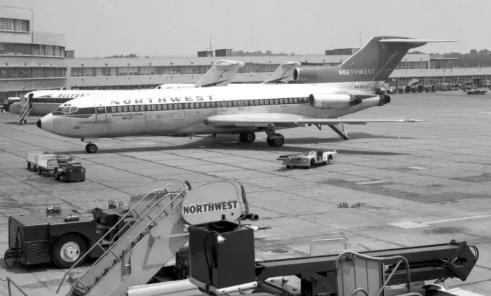 Framed Print : Boeing 727 N490US Framed Print : Boeing 727 N490US