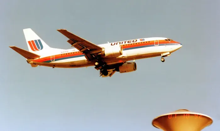 Framed Print : Boeing 737-322 N369UA Framed Print : Boeing 737-322 N369UA