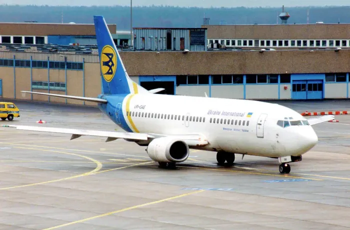 Framed Print : Boeing 737-3Y0 UR-GAE Framed Print : Boeing 737-3Y0 UR-GAE