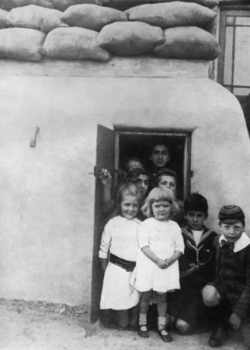 Framed Print : A bomb shelter built in London, WW1 Framed Print : A bomb shelter built in London, WW1