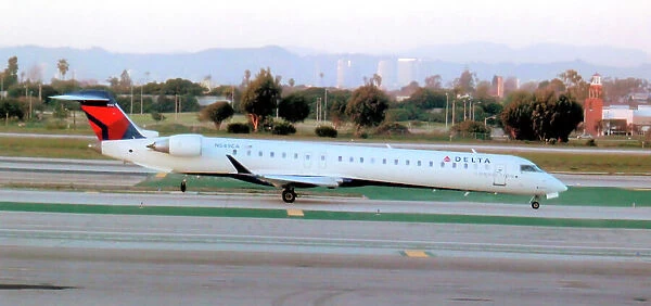 Bombardier CRJ-900-LR N549CA (msn 15164), of SkyWest Airlines, operating for Delta Connection. Date: circa 2013