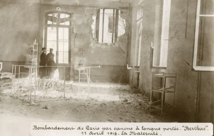 Framed Print : Bombardment of Paris in the First World War Framed Print : Bombardment of Paris in the First World War