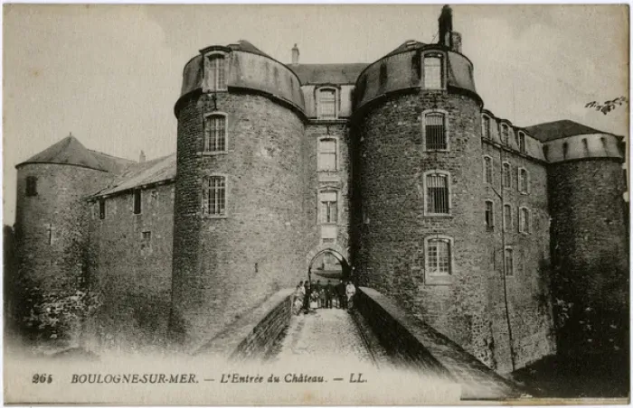 Framed Print : Boulogne-sur-Mer, France - entrance to the Castle Framed Print : Boulogne-sur-Mer, France - entrance to the Castle