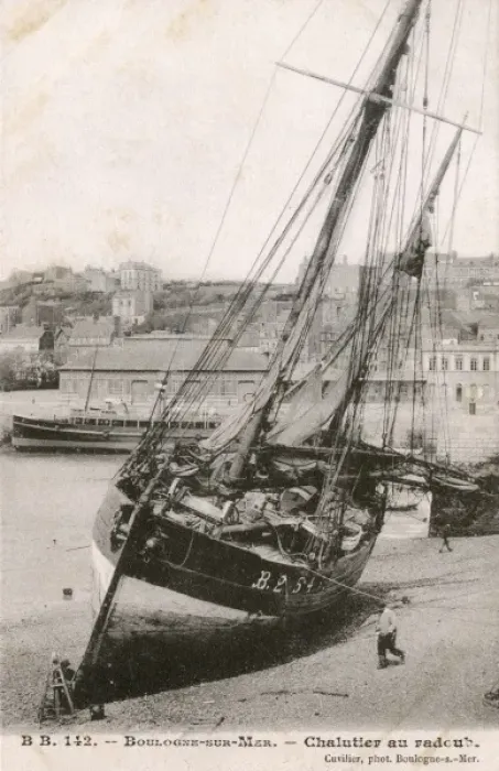 Framed Print : Boulogne-sur-Mer, France - Trawler at low tide Framed Print : Boulogne-sur-Mer, France - Trawler at low tide