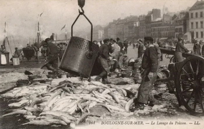 Framed Print : Boulogne-sur-Mer - The washing of the days catch of fish Framed Print : Boulogne-sur-Mer - The washing of the days catch of fish